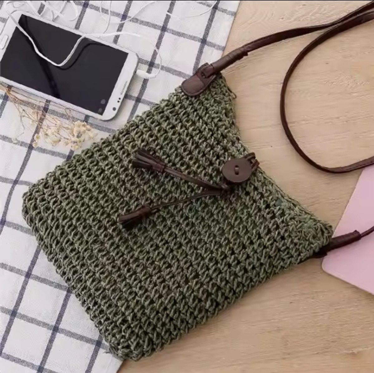 100% rieten cross body tasje - GROEN kleur - leerlook riem - knop sluiting