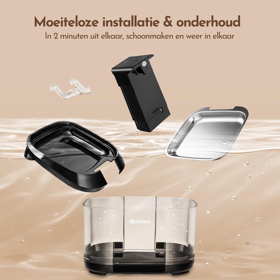 Zwarte waterfontein met 4.5L capaciteit, 6-laags filtratie en een 5000mAh batterij.