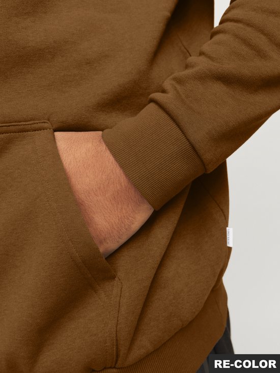 Man met bruine hoodie, hand in de kangoeroezak.