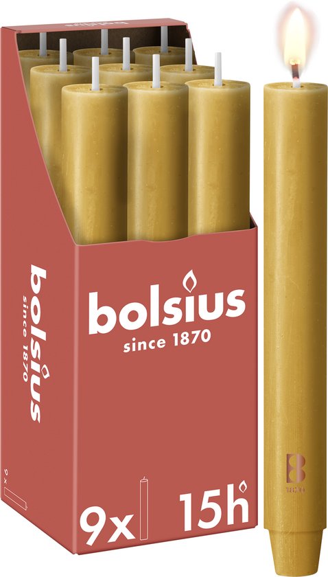 Een Bolsius rustieke dinerkaars, beige, 23 cm lang, 3 cm dik, met een brandtijd van 15 uur.