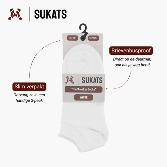 Verpakking van drie paar witte Sukats enkelsokken. "Slim verpakt. Ontvang ze in een handige 3-pack."