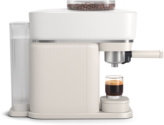 Wit Philips Baristina apparaat met een glas espresso, bonenbak en waterreservoir. Geribbelde textuur op de behuizing.