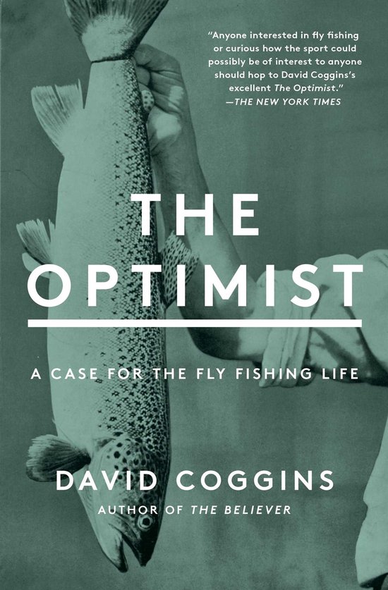 Boekhoes met een close-up van een bruine forel die door een hand wordt vastgehouden. Titel: THE OPTIMIST.