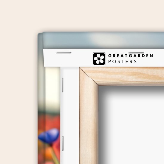 Achterkant van een doek met 'Great Garden Posters' logo en houten frame.