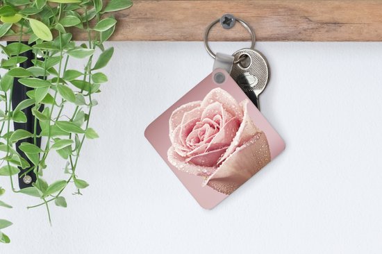 Porte-clés - Distribuer des cadeaux - Gouttes de rosée sur une seule rose rose - Plastique