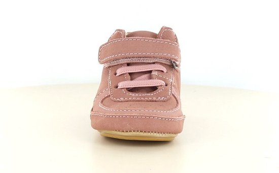 Voorkant van roze leren sneaker met klittenbandsluiting en veters. Witte stiksels.