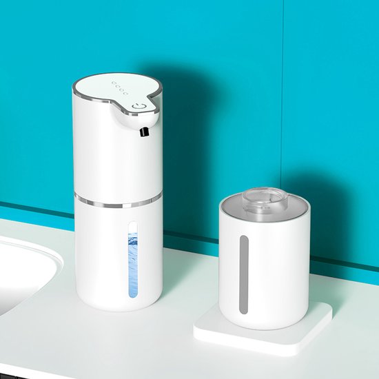 Witte automatische zeepdispenser en een witte houder naast elkaar op een wit aanrecht.