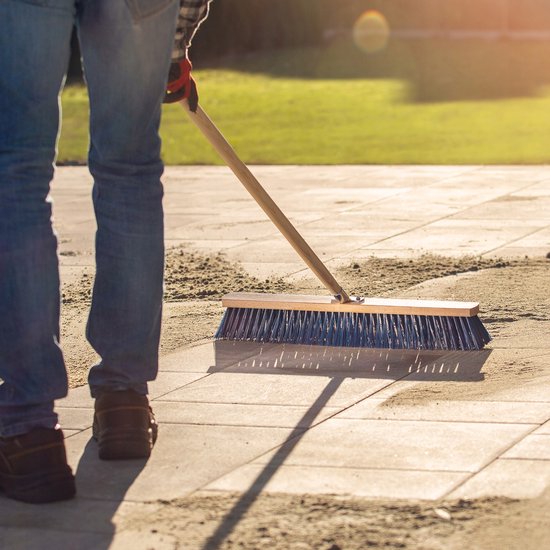 KADAX Straatbezem met lange steel van hout en nylon, veegbezem met metalen steelhouder, brede industriële bezem, comfortabele zaalbezem, zand, verschillende maten (60 cm) van KADAX — afbeelding 4