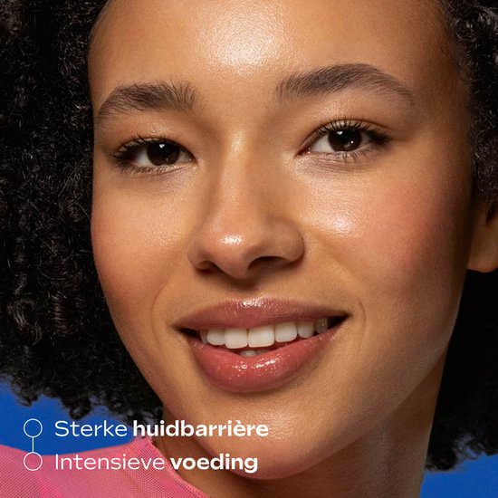 Close-up van een vrouw met een gezonde huid, met de tekst 'Sterke huidbarrière & Intensieve voeding'.