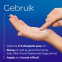 Hand brengt crème aan uit flesje met de tekst 'Gebruik 2-3 druppels puur of meng ze met je gezichtscrème'.