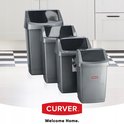 Quatre poubelles Curver argentées de différentes tailles alignées dans une cuisine.