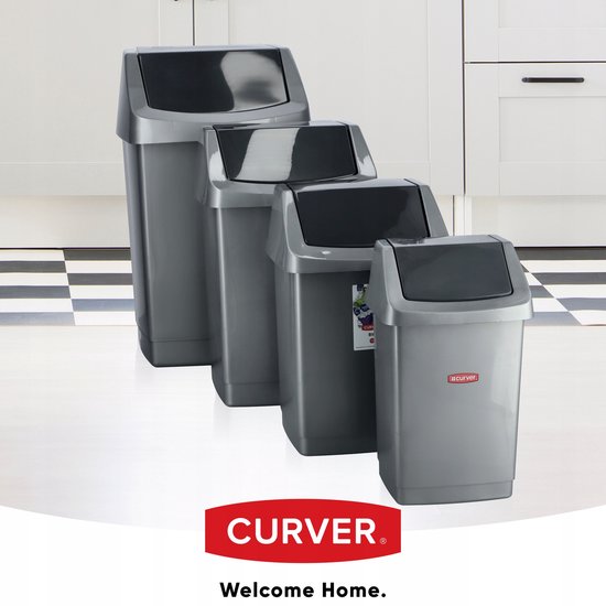 Quatre poubelles Curver argentées de différentes tailles alignées dans une cuisine.