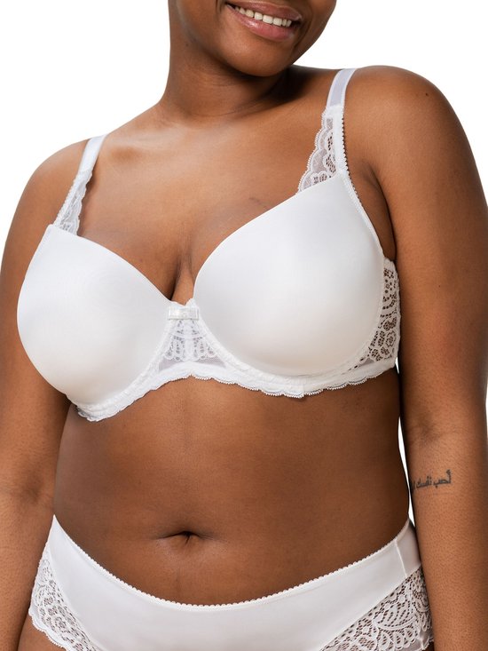 Witte beha met kanten details, gedragen door een model.
