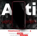 Film protectrice sur smartphone rouge avec empreintes digitales. Surface anti-taches, facile à nettoyer et repousse efficacement la saleté.