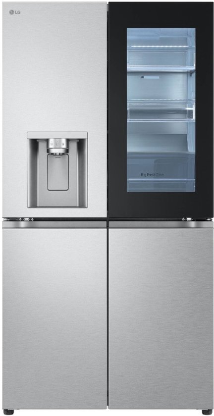 Zilverkleurige Amerikaanse koelkast met zilveren deuren aan de onderkant, een glazen deur en een waterdispenser aan de linkerkant.