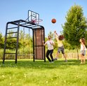 Familie speelt basketbal bij een zwart speeltoestel met basketbalring, schommel en klimmuur.