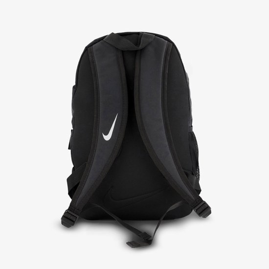 Achterkant van zwarte Nike rugzak met gewatteerde banden en een Nike logo.