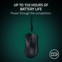 Zwarte Razer gaming muis met groene LED indicator, aangesloten via USB-C kabel.