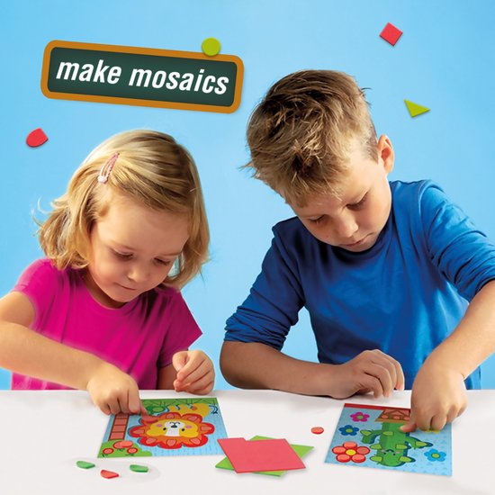Kinderen maken mozaïeken met een leeuwen- en een krokodillenafbeelding.