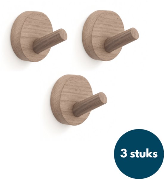Set van drie houten wandhaken, licht walnootkleurig, met ronde basis.