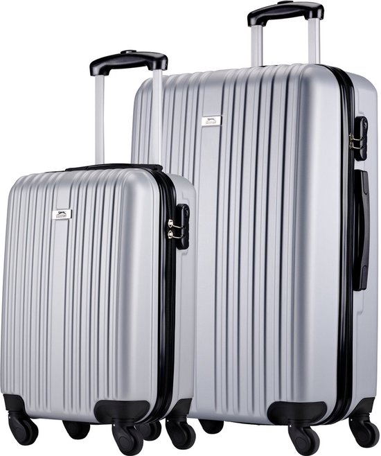 Twee zilverkleurige koffers, één handbagage en één ruimbagage, met ribbelstructuur en zwarte handvatten.