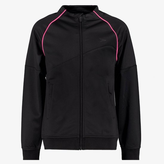 Zwarte trainingsjas met roze biezen langs de schouders en kraag, met ritssluiting en een logo op de borst.
