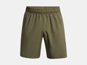 Militaire groene sportshort met elastische tailleband, op witte achtergrond.