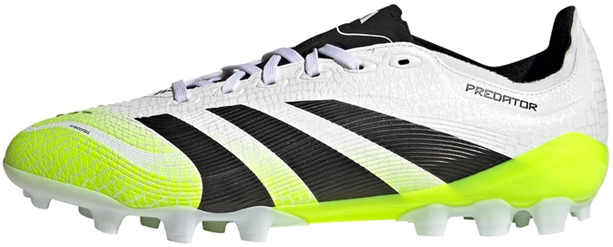 Witte adidas Predator League voetbalschoenen met 3D-textuur en zwarte strepen, geschikt voor kunstgras.