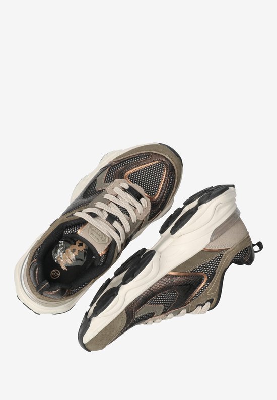 Paar groene dames sneakers met bruine slangenhuidprint, beige veters en witte zolen.