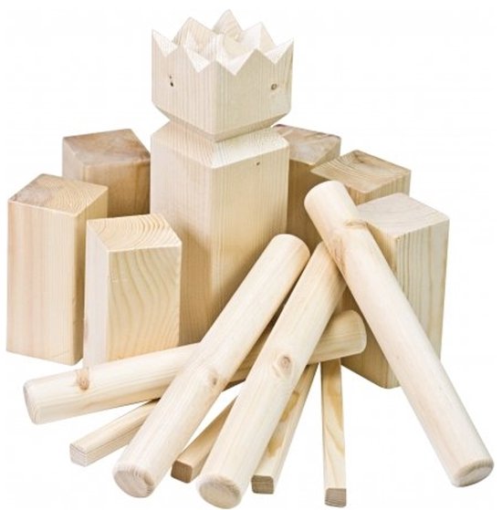 Houten Kubb spelonderdelen, inclusief de koning, werpstokken en blokken.