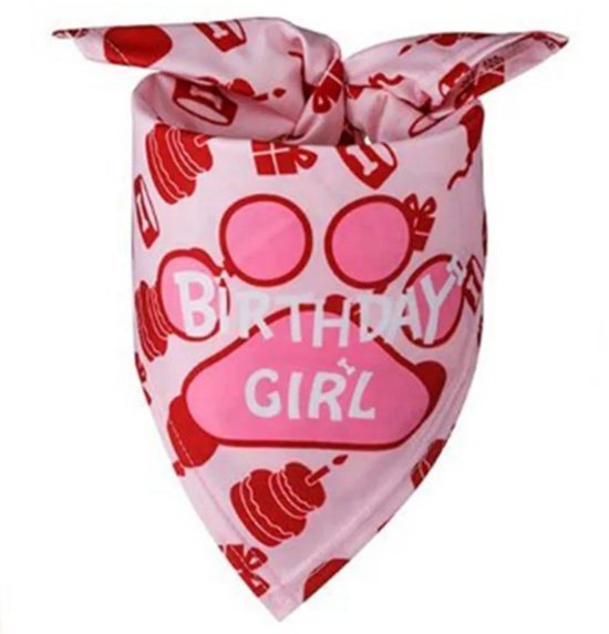 Lichtroze bandana met rode pootafdrukken, cadeautjes en 'Birthday Girl' tekst.