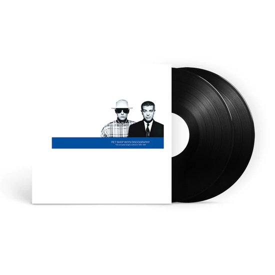 Hoes met twee mannen, een met witte hoed en zonnebril, de ander met pak en das. Naast de hoes liggen twee zwarte vinylplaten.