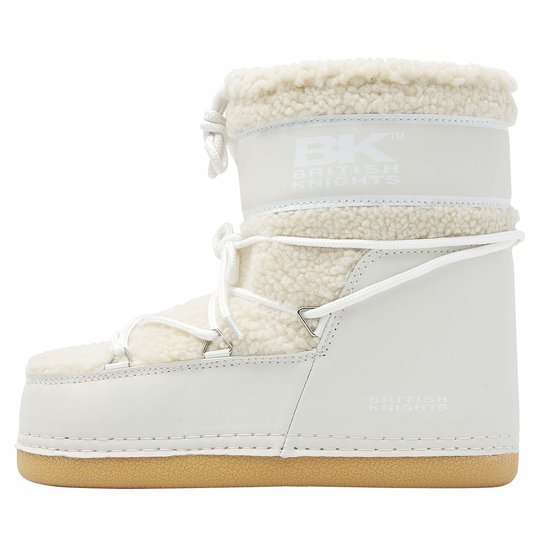 Witte dames moonboot van British Knights met beige suède en teddy voering. Zijkant met vetersluiting en logo.