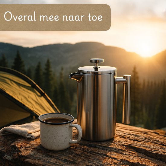 Roestvrijstalen koffiezetter op een houten ondergrond bij een tent en bergen. "Overal mee naar toe".
