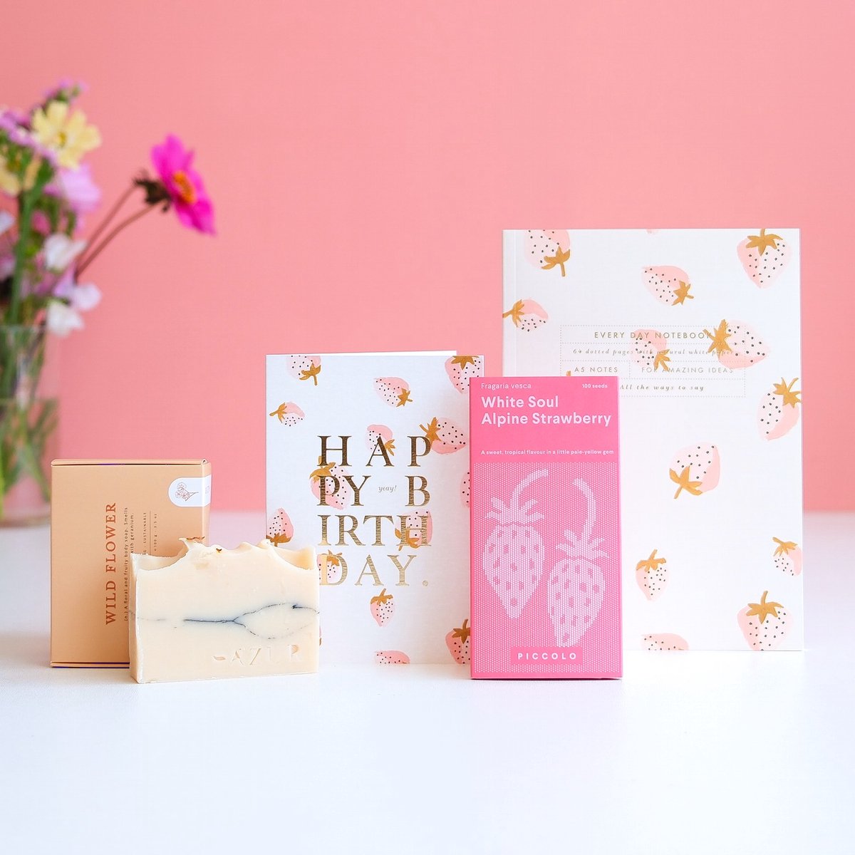 Verjaardag Brievenbuspakket - Verjaardagscadeau door de Brievenbus - Brievenbus Cadeau Verjaardag Vrouw - Happy Birthday Cadeaubox Strawberry - Brievenbusgeschenk Verjaardag - Aardbeien Feestpakket