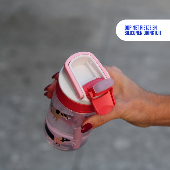 Gros plan d'une bouteille Kambukka rose avec imprimé de chiens, le couvercle et la paille sont visibles. Le texte 'DOOP MET RIETJE EN SILICONEN DRINKTUIT' est visible.