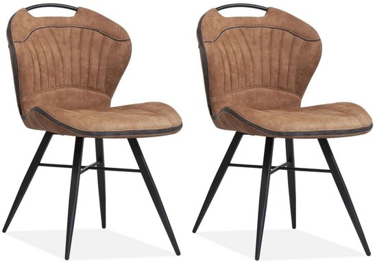 Twee cognac eetkamerstoelen met gestikte rugleuningen en zwarte metalen poten.