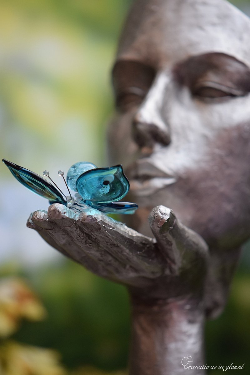 Urnbeeld ‘Met een tedere kus laat ik je vrij’ – glazen vlinder met Murano mini-urn – keuze voor as of haarlok