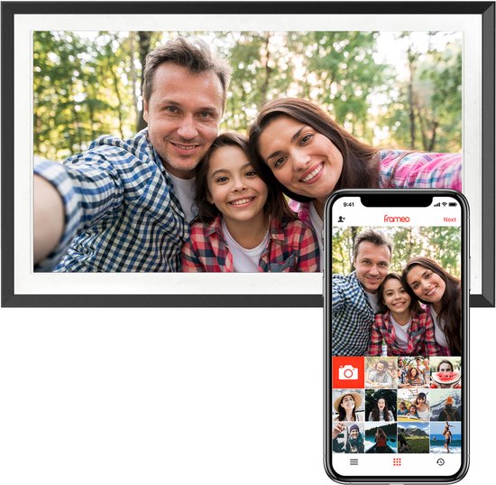 Gezin op selfie in fotolijst, naast telefoon met Frameo-app en foto's.