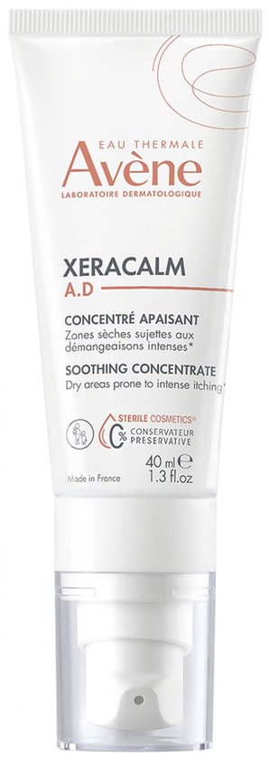 Witte tube van Avène met pompdispenser. "XERACALM A.D", "CONCENTRÉ APAISANT", "Zones sèches sujettes aux démangeaisons intenses".