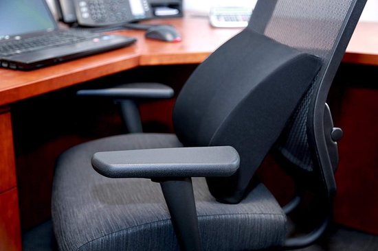 Ergonomisch rugkussen - 32 × 34 cm - Traagschuim - Auto- en bureaustoel - Orthopedisch rugkussen - Lendensteun - Rugondersteuning - Onderrugondersteuning - Lendenkussen - Zwart van LIVILO — afbeelding 5