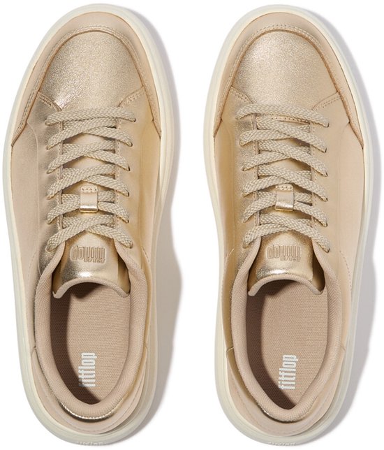Bovenaanzicht van gouden FitFlop sneakers met beige Fitflop logo.