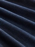 Close-up van de textuur van donkerblauwe denim stof met vouwen.