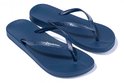 Paar donkerblauwe Ipanema teenslippers met wafelpatroon en logo op de bandjes.