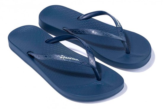 Paar donkerblauwe Ipanema teenslippers met wafelpatroon en logo op de bandjes.