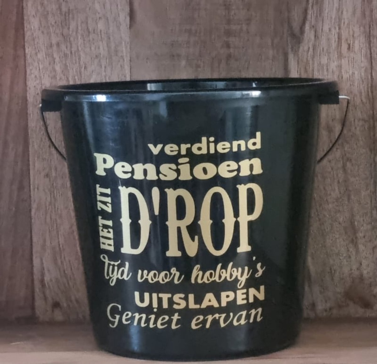 Cadeau emmer. Verdiend pensioen Het zit d'rop tijd voor hobby's uitslapen geniet ervan. Bouwemmer 12 Liter