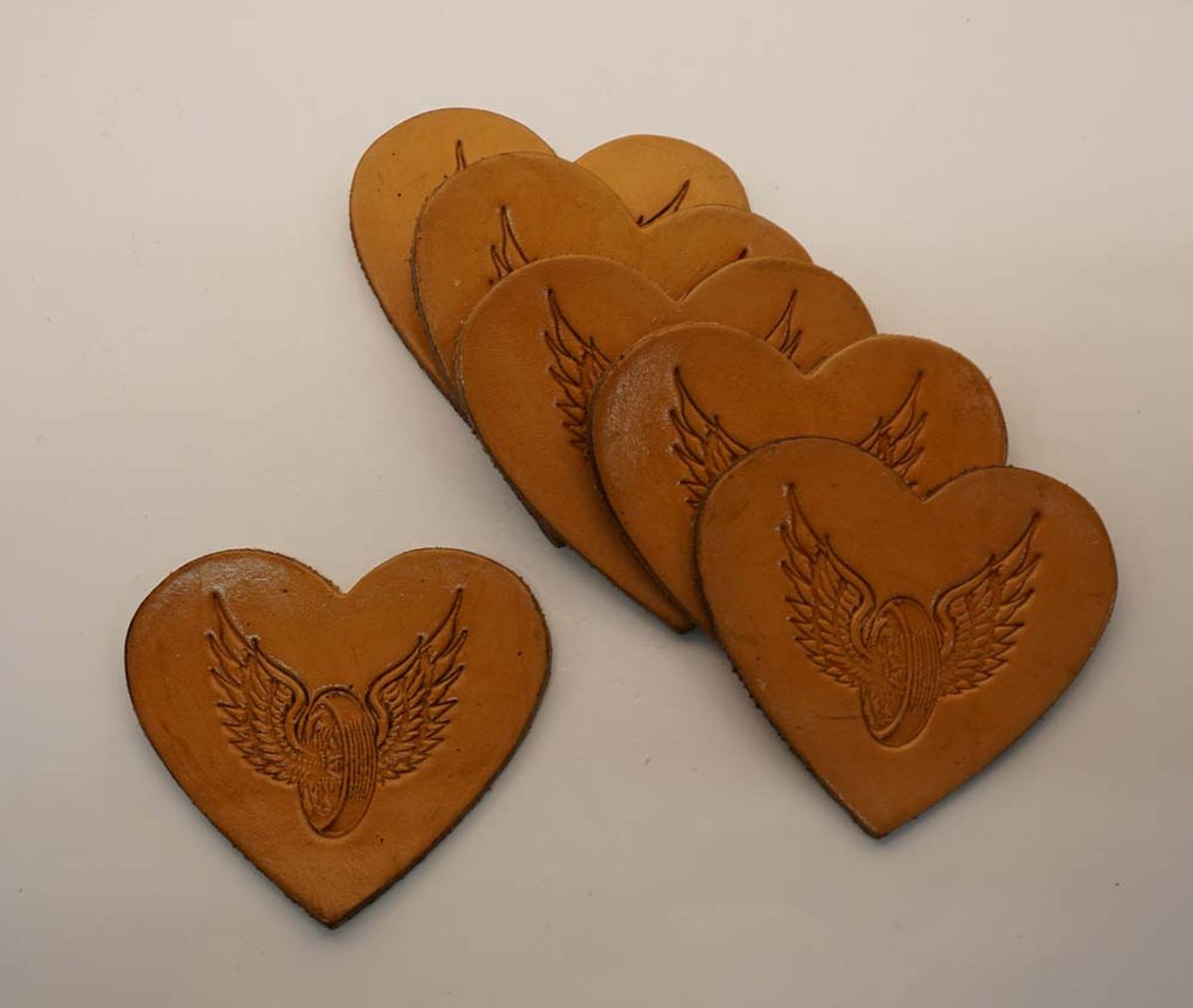 6 beige hartjes onderzetters vliegend wiel van 100% leer - hartjes onderzetters - stoere onderzetters - lederen onderzetters - bikers onderzetters set van 6 stuks - motorcycles onderzetters - 100% lederen onderzetters - beige onderzetters