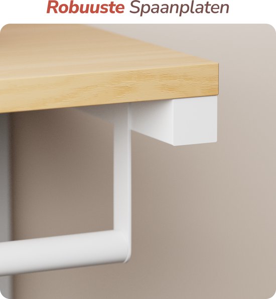 Close-up van de lichte houten plank van de kapstok met witte rand.