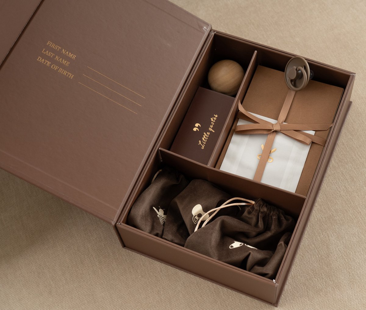 Pure Moms - Bruine Luxe Memory box - Baby Herinneringsdoos - Kraamcadeau - Babyshower Babycadeau - Voor Eerste Babyjaren - Houten Tanden doosje - Zeer luxe Baby Geschenkset - 24 delig Herinneringsdoos - inclusief inktafdrukje - Speentje