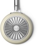 Bodem van een crème koekenpan, met een zilverkleurig inzetstuk met SMEG logo.